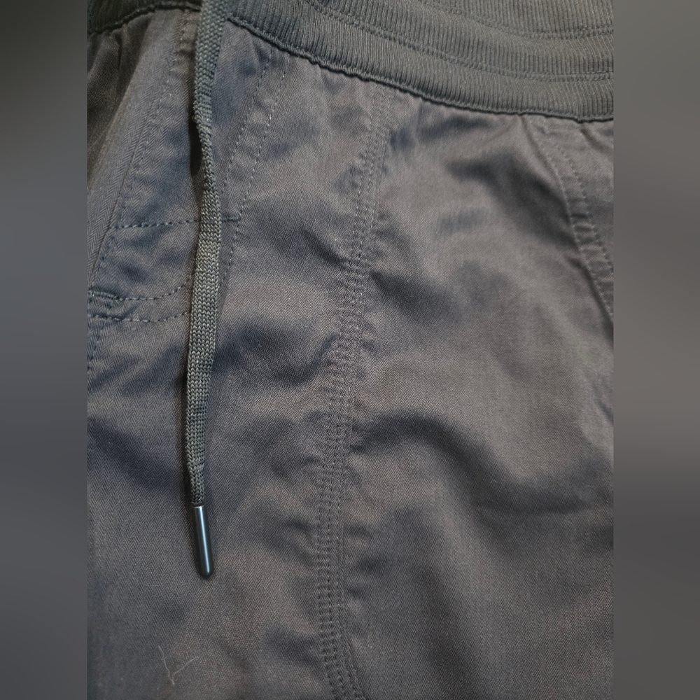 THE NORTH FACE black Cropped Pants Hike Joggers Alo Yoga - Picture 6 of 10